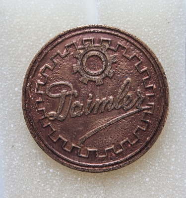 Daimler Emblem. Vor der Restaurierung. Das Metall ist stark korrodiert.