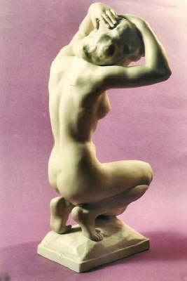 Rosenthal Figur nach der Restaurierung. Seitenansicht. Von dem Bruch ist nichts mehr zu sehen.